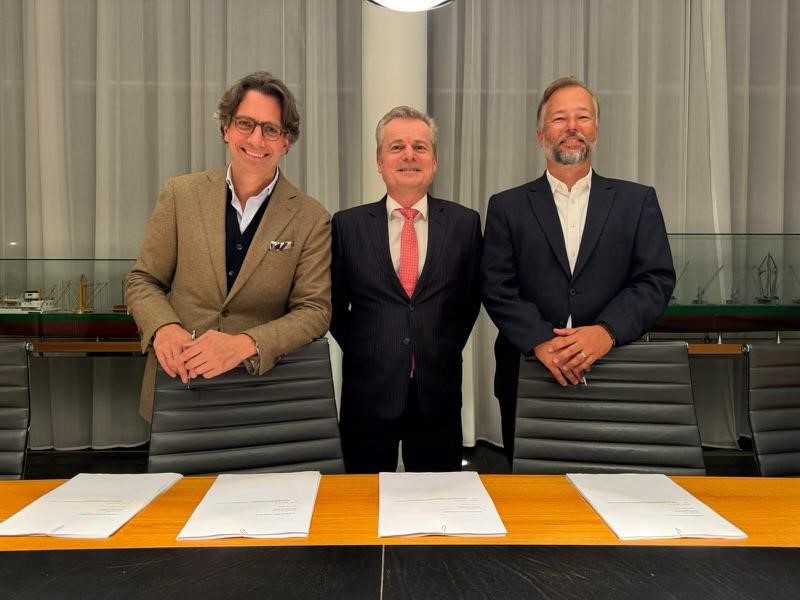 Signing the contract. From the left Christoph Geck-Schlich – Managing Director Windward Offshore, Runar Vågnes – SVP Sales in VARD, Dr. Benjamin Vordemfelde – Managing Director Windward Offshore